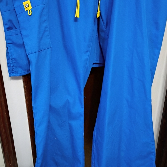 WonderWink Origins V-Neck Scrub Top And Bottom in Royal Blue - Picture 5 of 6